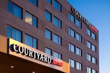 Отель Courtyard By Marriott Montreal Airport