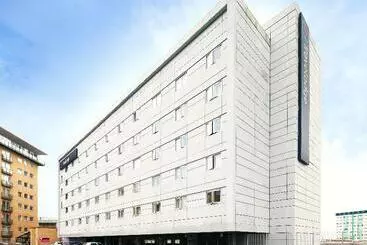 Отель Travelodge London Feltham