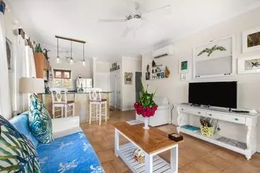 Отель Pineapple Fields