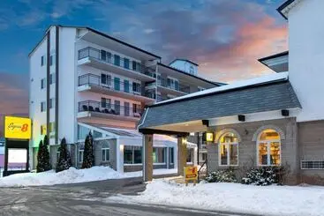 هتل Super 8 by Wyndham Niagara Falls by The Falls