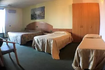 Отель Ascot Lodging