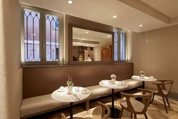 هتل Dei Dragomanni