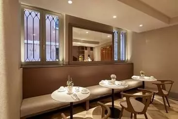 هتل Dei Dragomanni