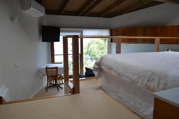 Chris S Beacon Point Restaurant & Villas