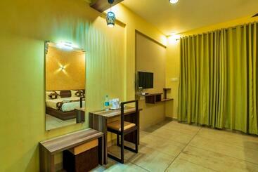 Hotel Athirapally Riverine Suites