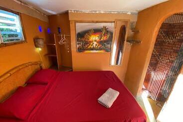 هتل Yes Papa! Rooms At 100m From The Beach!