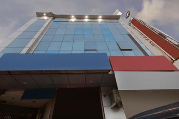 Hotel Oyo 77105 Green Palace