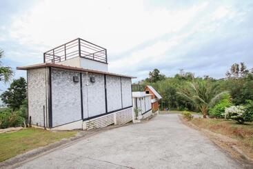 هتل Happy Mountain Airport Resort