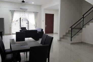 هتل Sr Home Stay At Klia