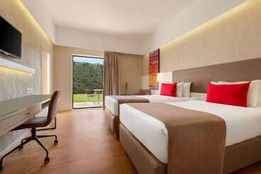 호텔 Ramada Plaza By Wyndham Thraki