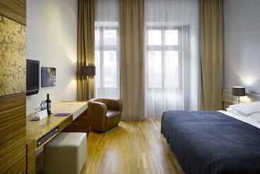 The Icon Hotel & Lounge