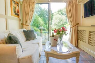 هتل Cedar House Boutique B&b