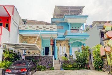 Hotel Oyo 90284 Villa Biru