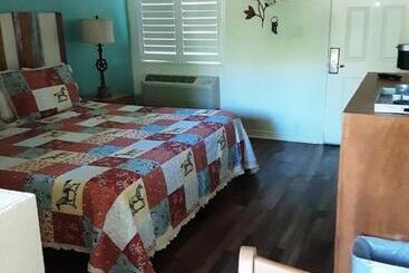 Отель Horseshoe Riverside Lodge