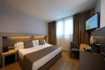 Отель Catalonia Port