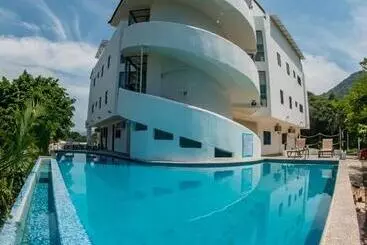 هتل آپارتمان La Loma Suites