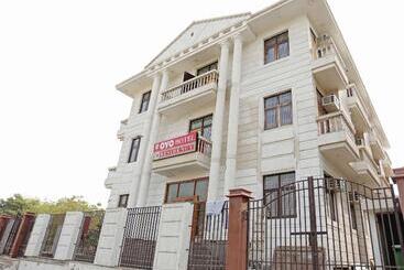 בית מלון כפרי Oyo 79604 Rl Residency