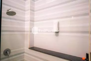 هتل Reddoorz At Daffi Araya