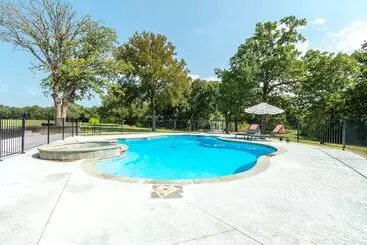 Aamiaismajoitus (B&B) Towering Oaks Event & Retreat Center