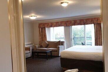 هتل Riverland Inn & Suites