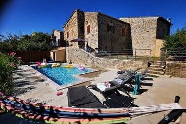 Pension (Hôtel basse catégorie) Magnifique Gîte En Pierres 6 Personnes Avec Piscine Privée Ardèche Plein Sud