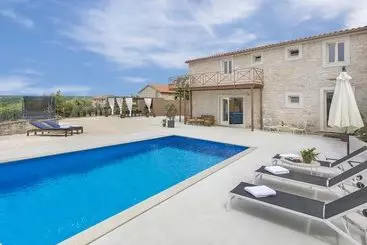 Dom wiejski Beautiful Stone Villa With Swimming Pool In Idyllic And Peaceful Surroundings