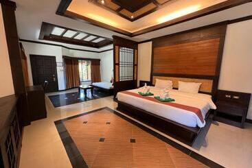 בית מלון כפרי Beach Bungalow At Lanta Resort