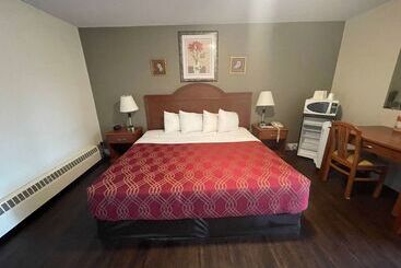 בית מלון כפרי Super 8 By Wyndham Pembroke