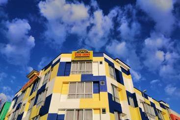 בית מלון כפרי Sun Inns Meru Raya