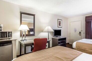 هتل Quality Inn & Suites Coliseum
