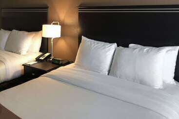 هتل Quality Inn & Suites Denver International Airport
