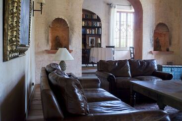 هتل Posada De Los Leones