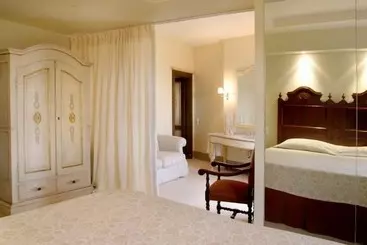 Отель Le Convivial Luxury Suites & Spa