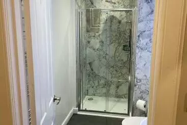 ペンション Adrian S Guest House