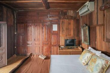 Отель Reddoorz Syariah @ Kotabaru M Yamin Street Pontianak