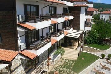 בית מלון כפרי Madara Club And Spa