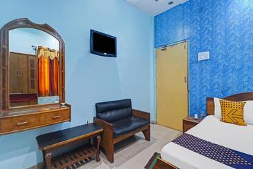 هتل Spot On 79210 Royal Galaxy