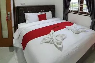 Hotelli Reddoorz Near Citraland Gama City Medan