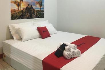 Hotelli Reddoorz Near Institut Kesehatan Helvetia