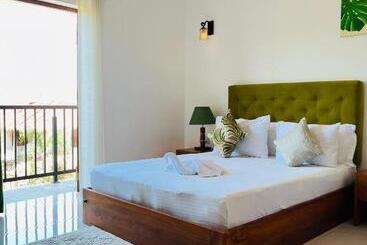 J Leaf Hotel By Blue Bird