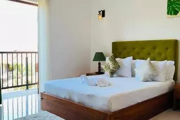 J Leaf Hotel By Blue Bird