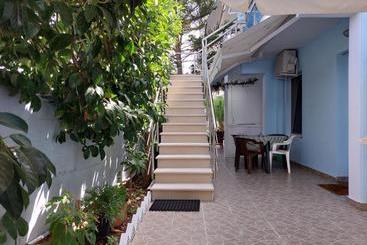 پانسیون Garden Holiday Studios