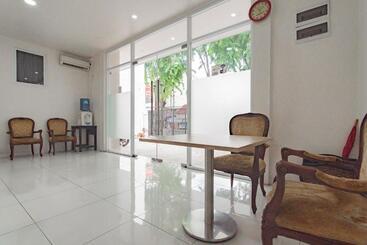 Hotel Reddoorz Near Prujakan Station Cirebon