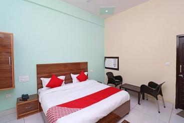 فندق Oyo 29006 Almond Leaf