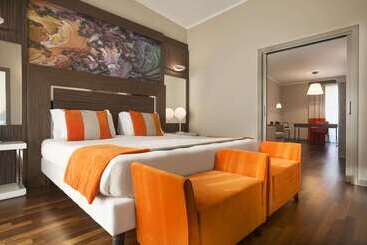 בית מלון כפרי Ramada Plaza by Wyndham Milano