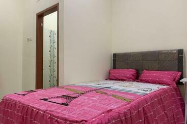 בית מלון כפרי Oyo 90699 Yellow White Guesthouse Palu