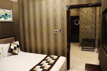 Hotell Shivam Palace 1 Km From Railway Station 1 Km From Bus Stand