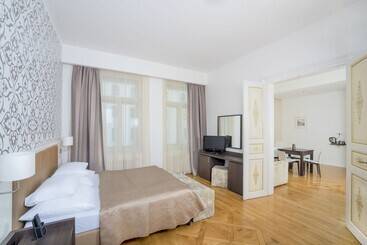 هتل Deminka Palace