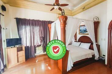 Reddoorz Plus @ Gracey Dive Resort Dumaguete