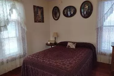 Aamiaismajoitus (B&B) Quiet Full Size Bed Close To Town 420 Friendly
